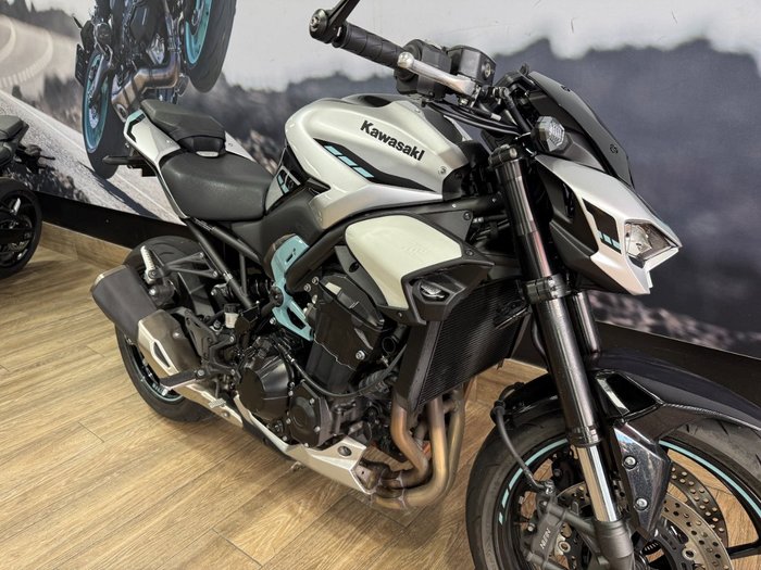 2025 Kawasaki Z900 (ZR900) WHITE
