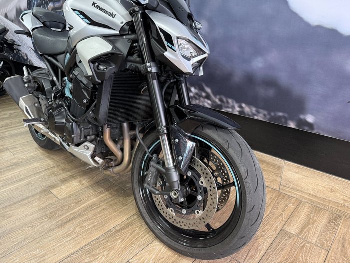 2025 Kawasaki Z900 (ZR900) WHITE