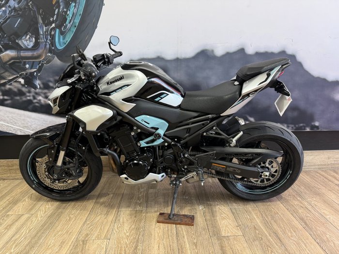 2025 Kawasaki Z900 (ZR900) WHITE