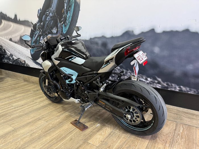 2025 Kawasaki Z900 (ZR900) WHITE