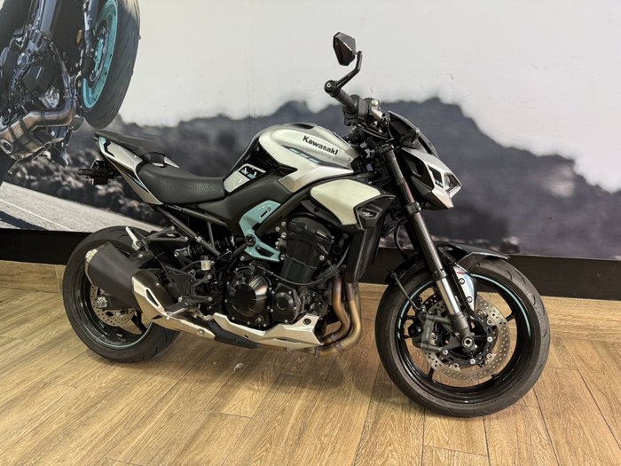 2025 Kawasaki Z900 (ZR900) WHITE