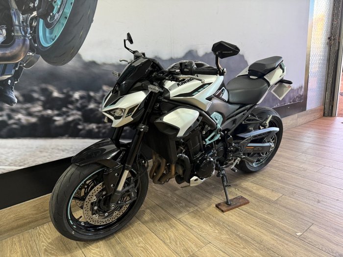 2025 Kawasaki Z900 (ZR900) WHITE