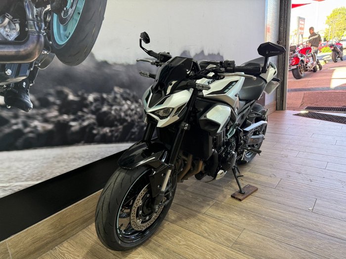 2025 Kawasaki Z900 (ZR900) WHITE