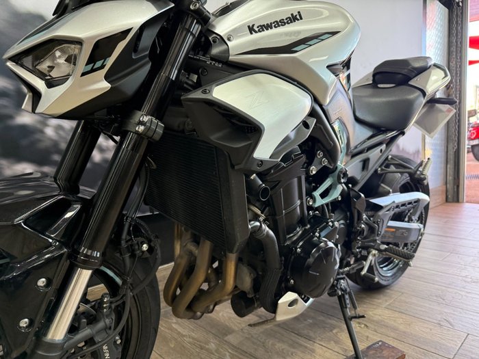 2025 Kawasaki Z900 (ZR900) WHITE