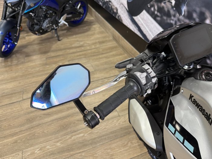 2025 Kawasaki Z900 (ZR900) WHITE