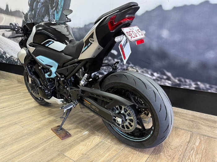 2025 Kawasaki Z900 (ZR900) WHITE