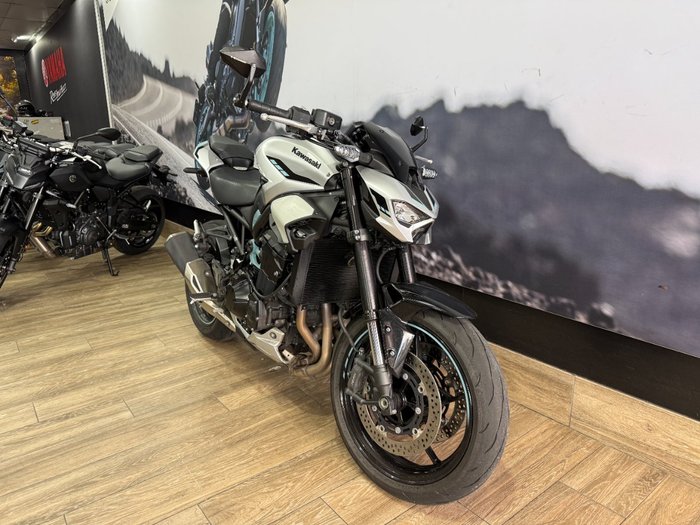 2025 Kawasaki Z900 (ZR900) WHITE