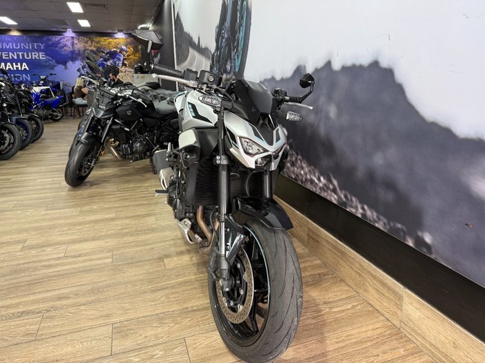 2025 Kawasaki Z900 (ZR900) WHITE