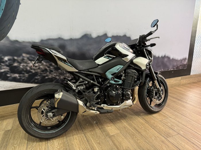 2025 Kawasaki Z900 (ZR900) WHITE