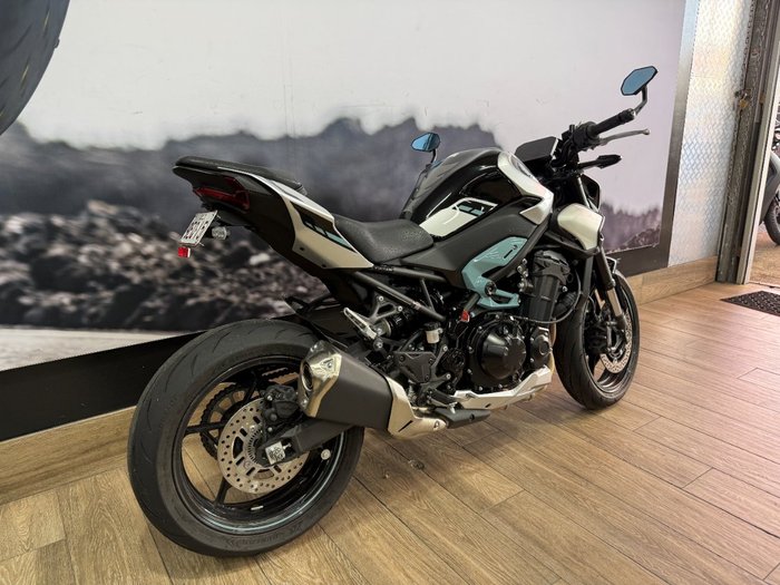 2025 Kawasaki Z900 (ZR900) WHITE