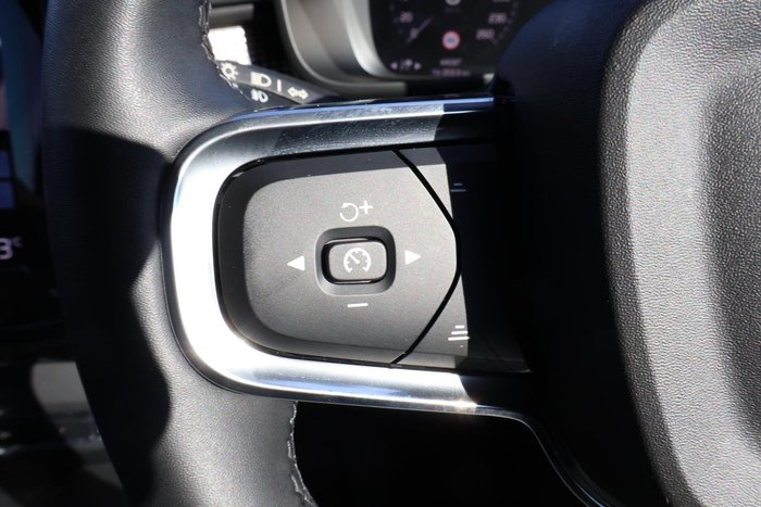 2022 Volvo XC40 T5 R-Design