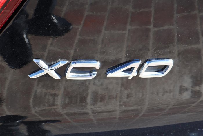 2022 Volvo XC40 T5 R-Design