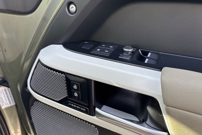 2021 Land Rover Defender 90 D300 SE