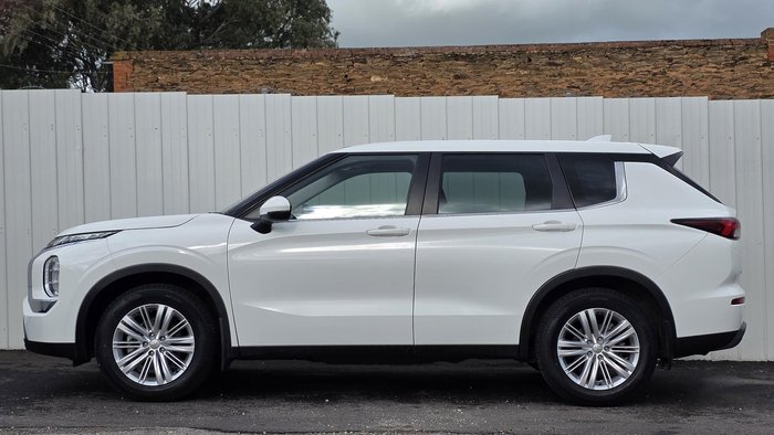 2024 Mitsubishi Outlander ES