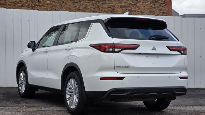 2024 Mitsubishi Outlander ES