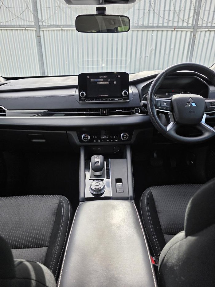2024 Mitsubishi Outlander ES