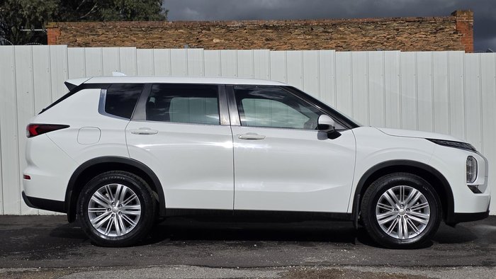 2024 Mitsubishi Outlander ES
