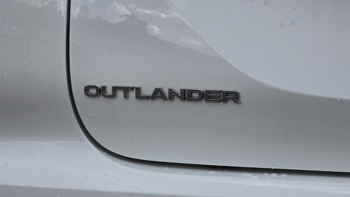 2024 Mitsubishi Outlander ES