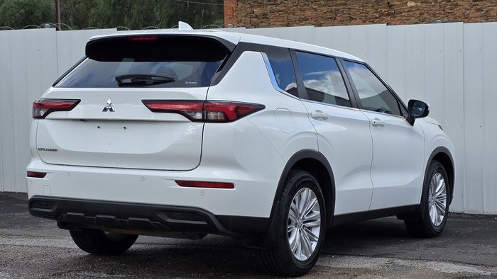 2024 Mitsubishi Outlander ES