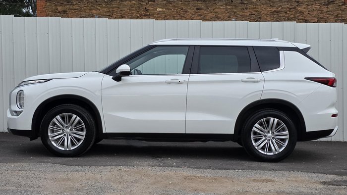 2023 Mitsubishi Outlander LS