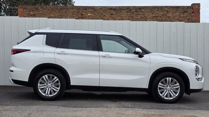2023 Mitsubishi Outlander LS