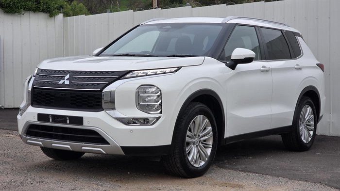 2023 Mitsubishi Outlander LS