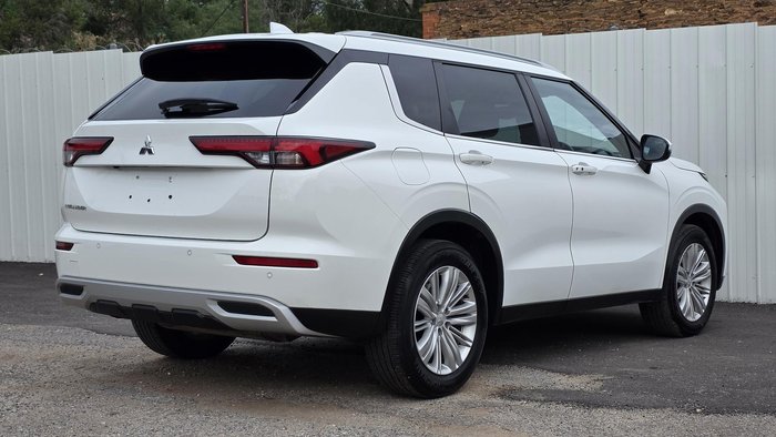 2023 Mitsubishi Outlander LS