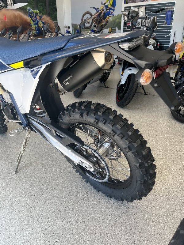 2026 HUSQVARNA FE501 NEBULA WHITE