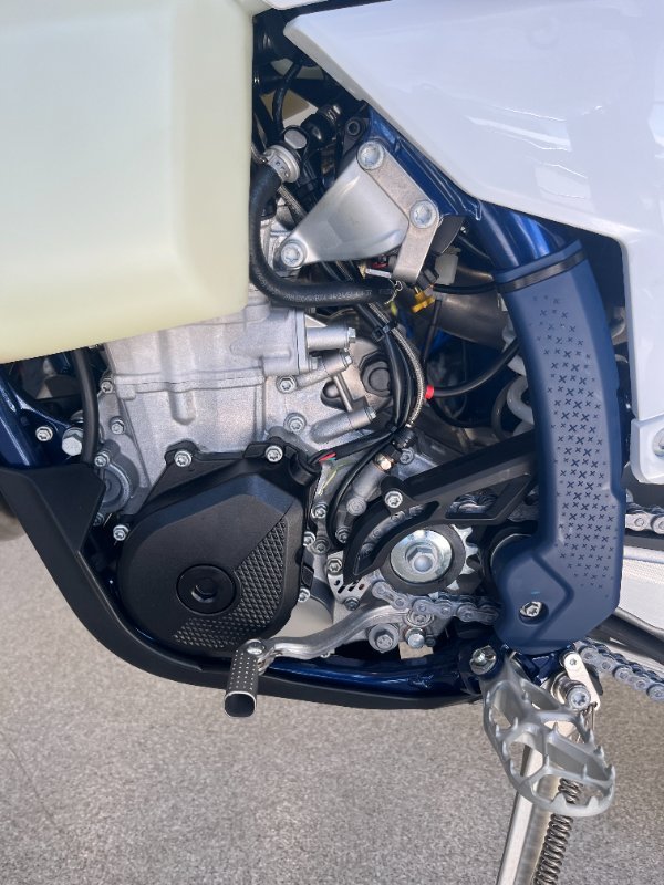 2026 HUSQVARNA FE501 NEBULA WHITE