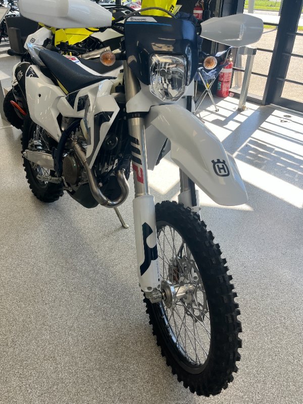 2026 HUSQVARNA FE501 NEBULA WHITE