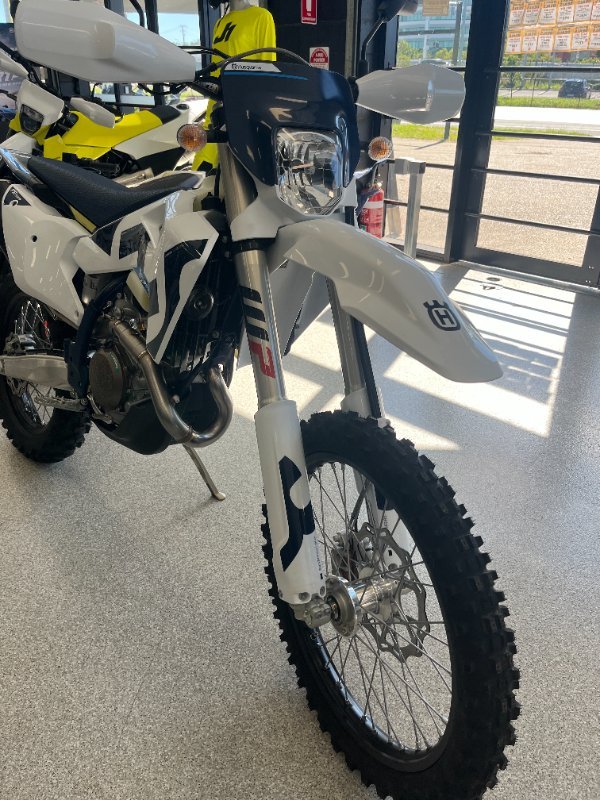 2026 HUSQVARNA FE501 NEBULA WHITE