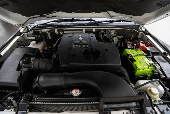 2013 Mitsubishi Pajero VR-X