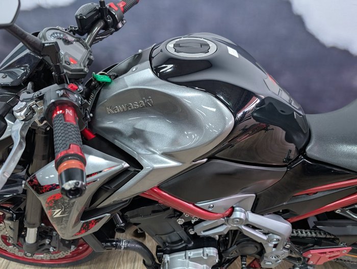 2019 Kawasaki ZR 900 GREY