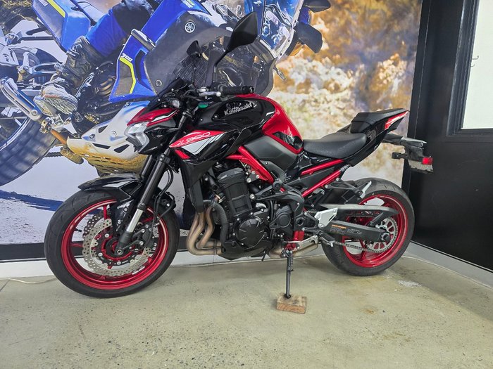 2024 Kawasaki Z900 (ZR900) RED