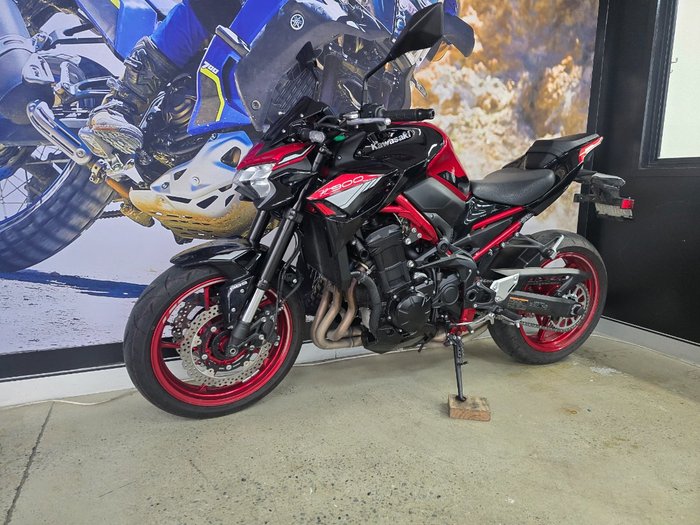 2024 Kawasaki Z900 (ZR900) RED