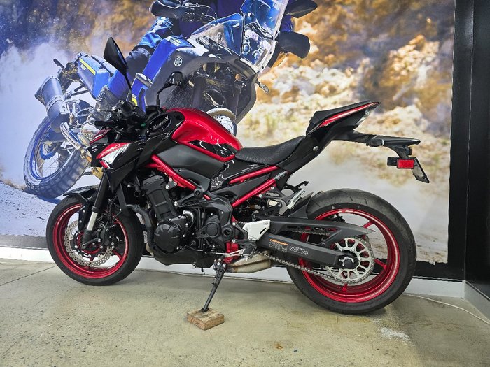 2024 Kawasaki Z900 (ZR900) RED