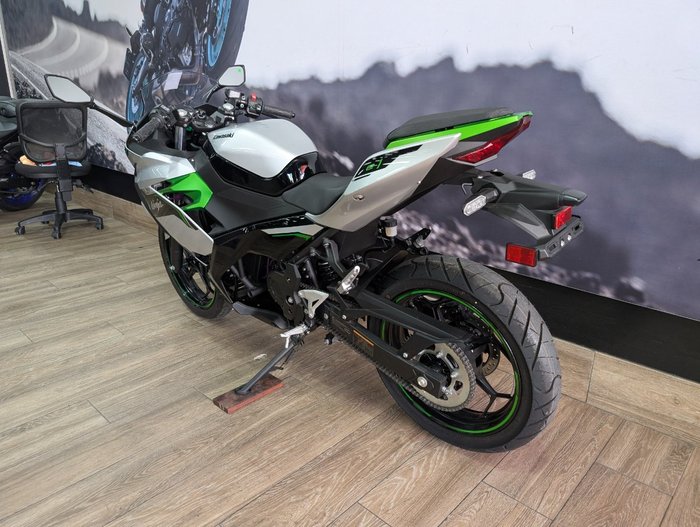 2025 Kawasaki NINJA e-1 SILVER
