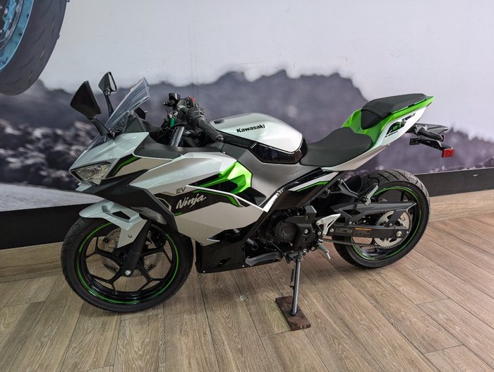 2025 Kawasaki NINJA e-1 SILVER