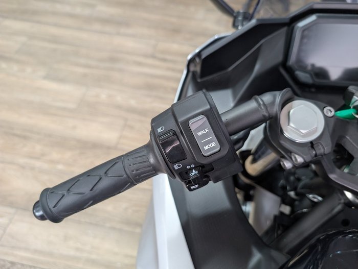 2025 Kawasaki NINJA e-1 SILVER