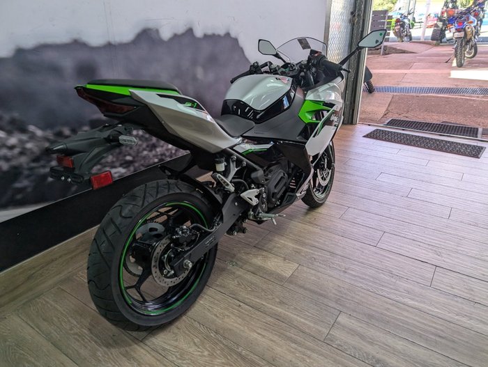 2025 Kawasaki NINJA e-1 SILVER