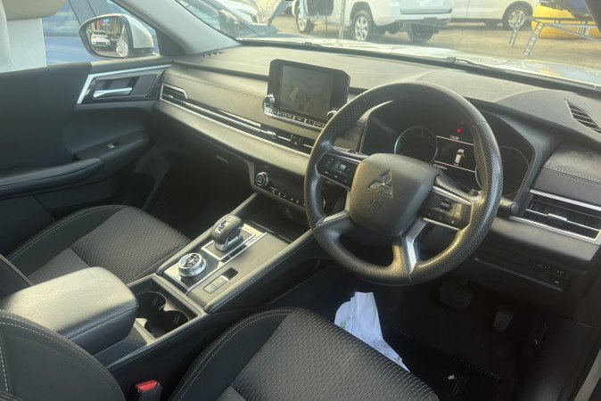 2024 MITSUBISHI OUTLANDER ES 5 SEAT (2WD)