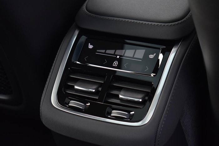 2025 Volvo XC90 Ultra B5 Dark