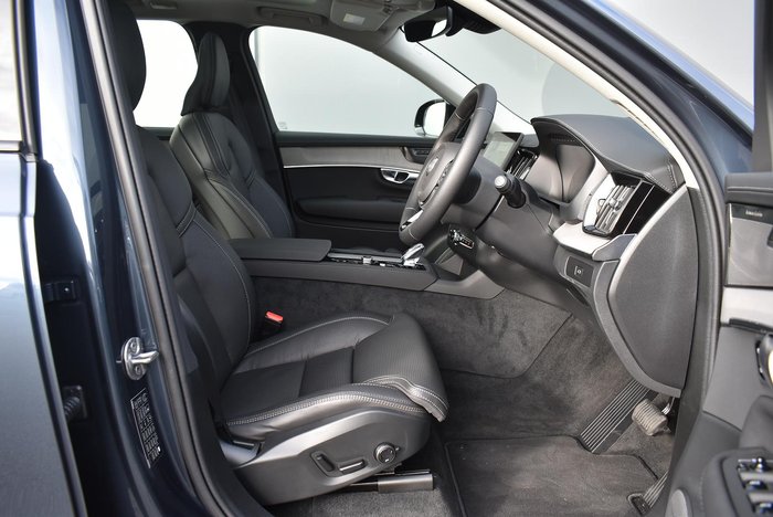 2025 Volvo XC90 Ultra B5 Dark