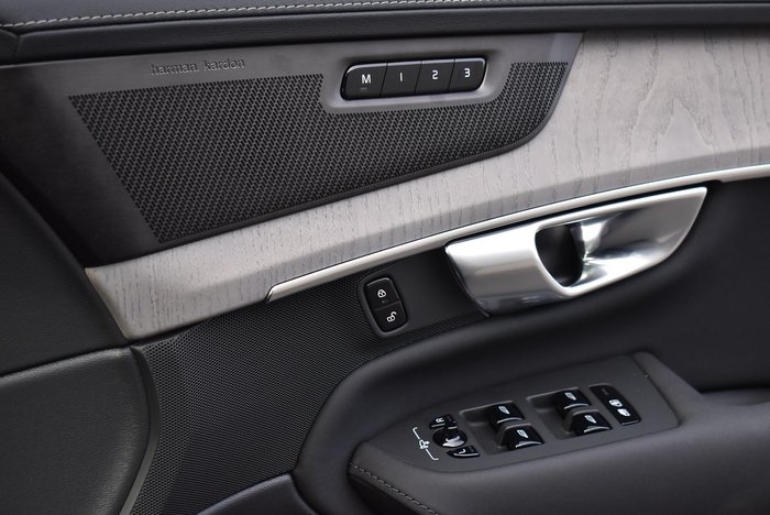 2025 Volvo XC90 Ultra B5 Dark