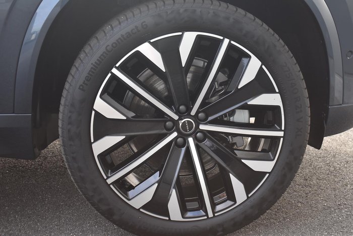 2025 Volvo XC90 Ultra B5 Dark