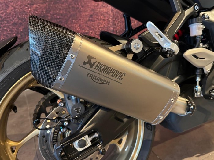 2026 Triumph Trident 800 Trident Red
