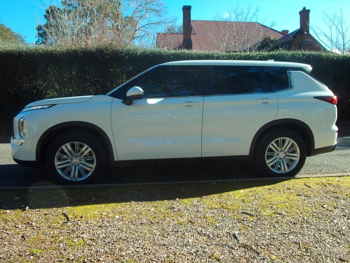 2024 Mitsubishi Outlander ES