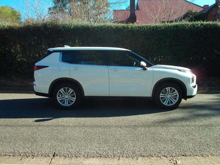 2024 Mitsubishi Outlander ES