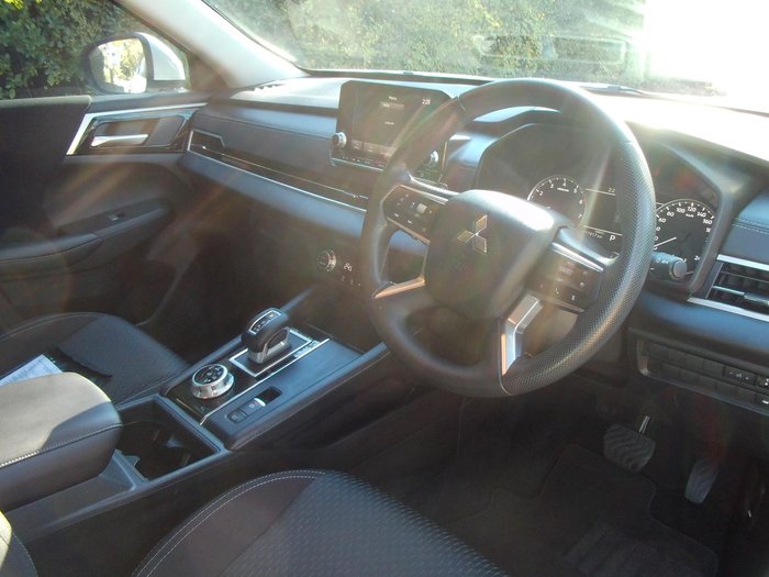 2024 Mitsubishi Outlander ES