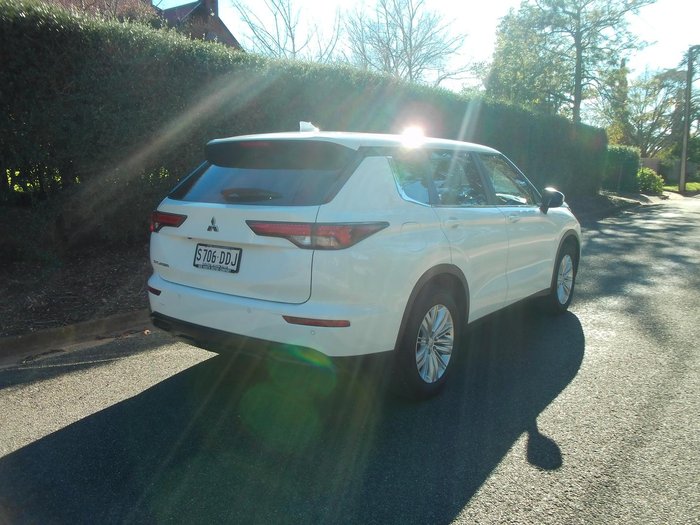 2024 Mitsubishi Outlander ES